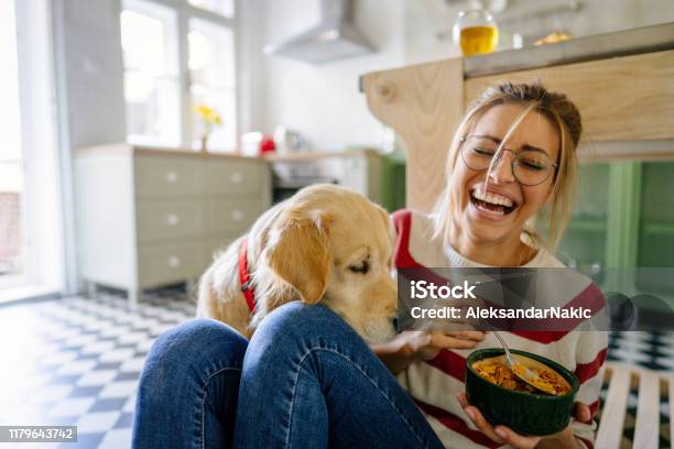 Mañana Con Mi Mascota En Nuestra Cocina Foto de stock y más banco de imágenes de Perro - Perro, Felicidad, Mujeres