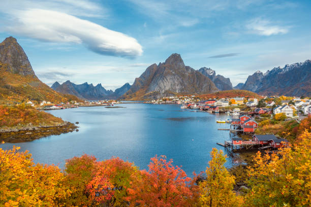 ロフォーテン諸島のレーヌ風景の美しいカラフルな景色 - norway fjord lofoten red ストックフォトと画像