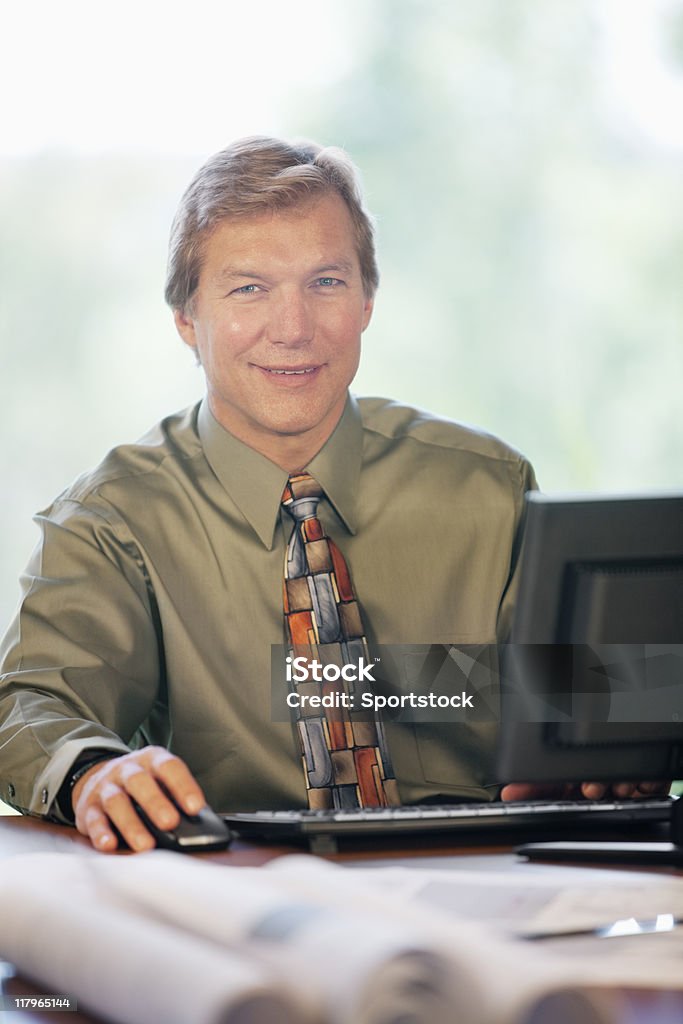 Caucasico Uomo d'affari seduta dietro un Computer - Foto stock royalty-free di 30-34 anni