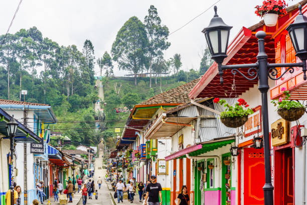 salento, colombia - case decorate colorate nel villaggio salentino, colombia - salento foto e immagini stock