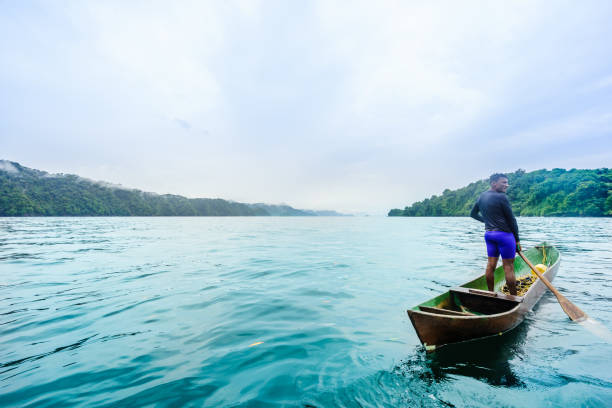 nuqui, kolumbien am 19. märz 2019 - indigener mann auf ausgegrabenem kanu im nationalpark utria bei nuqui, kolumbien - logboat stock-fotos und bilder