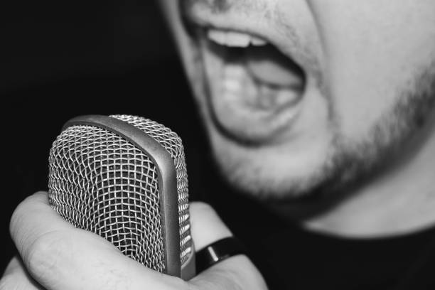 hombre gritando en el micrófono - metalcore fotografías e imágenes de stock