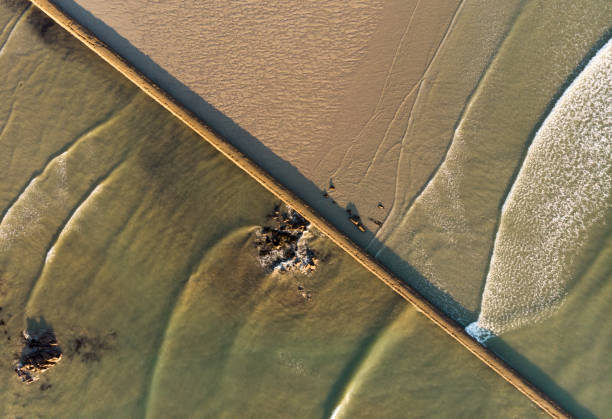 аэрофотосъемку пляжа в джерси, нормандские острова - tide aerial view wave uk стоковые фото и изображения