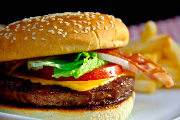 formaggio classico burger manzo alla griglia e panino tostato - roasted sesame seeds foto e immagini stock