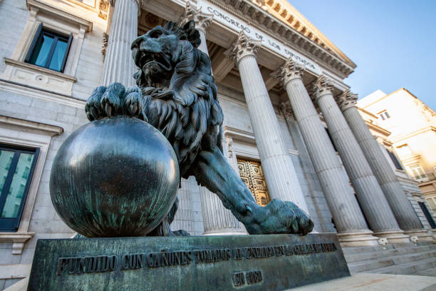The congress Congress building of the deputies of Spain, with a statue of two lions that for its creation was with the Cast of cannons taken to the enemy in the War of Africa in 1860 campaign headquarters stock pictures, royalty-free photos & images