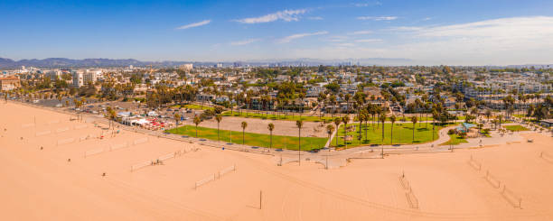 вид с воздуха на пирс санта-моника, калифорния - сша. - santa monica pier beach panoramic santa monica стоковые фот�о и изображения