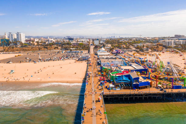 luftaufnahme von santa monica pier, kalifornien - usa. - santa monica california santa monica pier amusement park stock-fotos und bilder