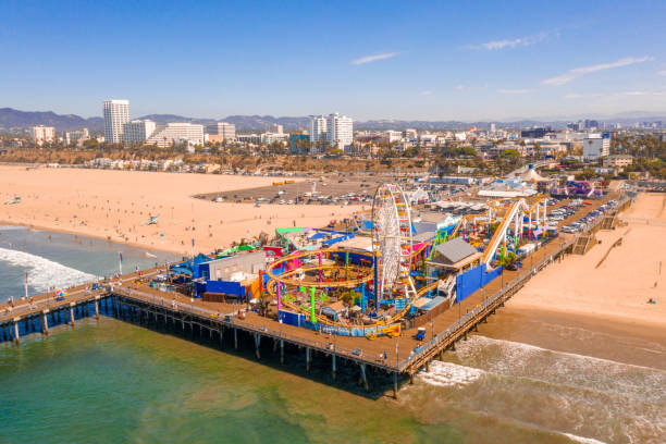 vue aérienne de santa monica pier, californie - etats-unis. - ferris wheel santa monica pier santa monica wheel photos et images de collection