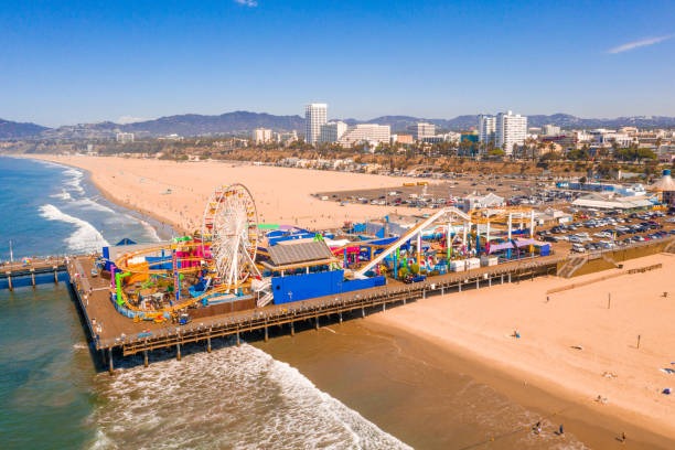 widok z lotu ptaka na molo santa monica, kalifornia - stany zjednoczone. - amusement park ferris wheel pier california zdjęcia i obrazy z banku zdjęć