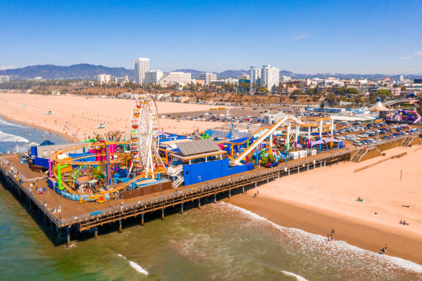 luftaufnahme von santa monica pier, kalifornien - usa. - ferris wheel santa monica pier santa monica wheel stock-fotos und bilder