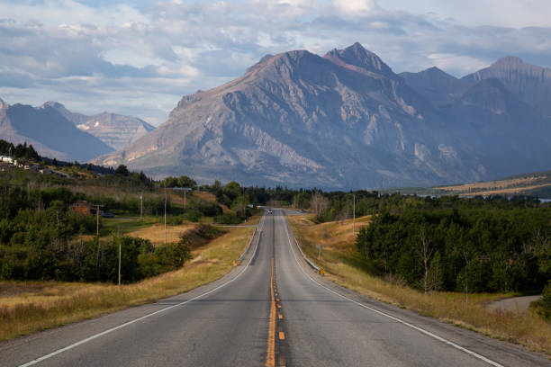 scenic road in montana - montana summer usa color image stock-fotos und bilder