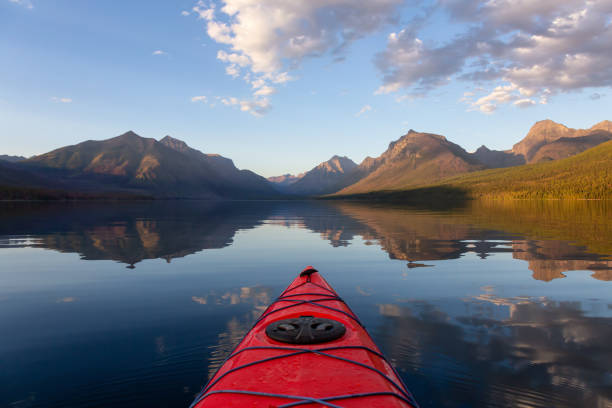 맥도날드 호수에서 카약 타기 - usa us glacier national park mcdonald lake transportation 뉴스 사진 이미지