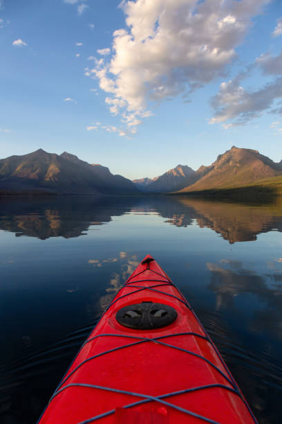 맥도날드 호수에서 카약 타기 - usa us glacier national park mcdonald lake transportation 뉴스 사진 이미지