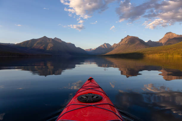 맥도날드 호수에서 카약 타기 - usa us glacier national park mcdonald lake transportation 뉴스 사진 이미지