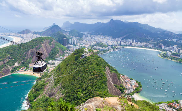 vista da montanha do pão de açúcar e do teleférico, rio de janeiro, brasil - rio de janeiro sugarloaf mountain beach urca - fotografias e filmes do acervo