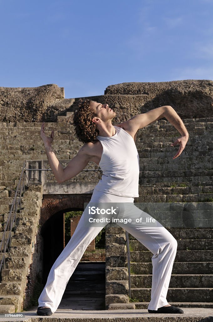 Ballerino nell'antico teatro. - Foto stock royalty-free di Ballerino di danza classica