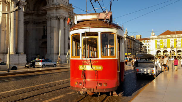 lisbon, portugal - circa septiembre, 2019: tranvía rojo en el centro de la ciudad de lisboa - candid downtown district editorial horizontal fotografías e imágenes de stock