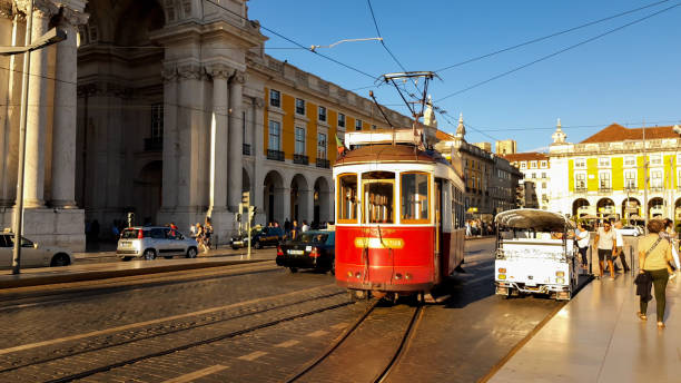 リスボン市内中心部の典型的なトラム - candid downtown district editorial horizontal ストックフォトと画像