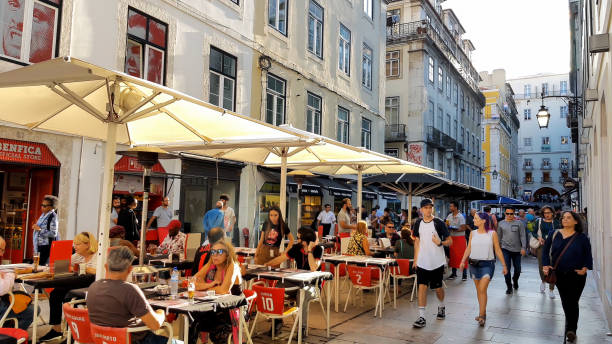 touristes au centre-ville de lisbonne - candid downtown district editorial horizontal photos et images de collection