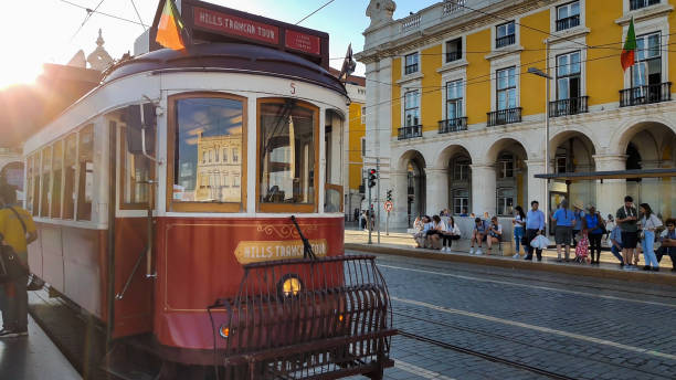 tramway vintage typique à lisbonne - candid downtown district editorial horizontal photos et images de collection