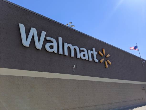 American Walmart store and sign Huntsville, Alabama, October 7, 2019: A local Walmart store has a large Walmart sign and is open for business in Huntsville walmart shooting stock pictures, royalty-free photos & images