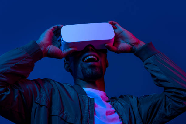 aufgeregter schwarzer mann, der die virtuelle realität erforscht - gelatinefilter stock-fotos und bilder