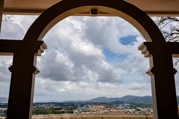 khao rang hill viewpoint è uno dei punti panoramici più famosi di phuket. - phuket province thailand tourist asia foto e immagini stock