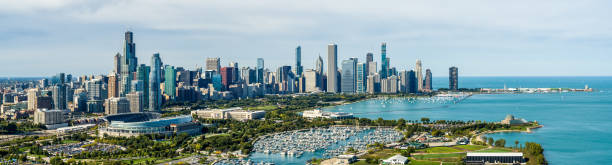 sonbaharda chicago cityscape panoramik görünümü - grant park stok fotoğraflar ve resimler