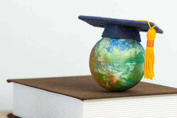 Education to learn study in world. Graduated student studying abroad international idea. Master degree hat on top globe book. Concept of graduate educational for long distane learning anywhere anytime educación para aprender a estudiar en el mundo. estudiante graduado estudiando idea internacional en el extranjero. sombrero de título maestro en el libro del globo superior. concepto de educación de posgrado para el aprendizaje de largo distancia en cu