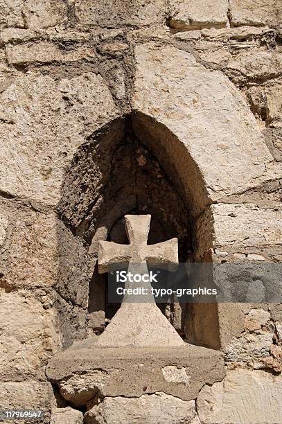 Foto de Cross e mais fotos de stock de Anos 1300 - Anos 1300, Arenito castanho-avermelhado, Armação de Janela