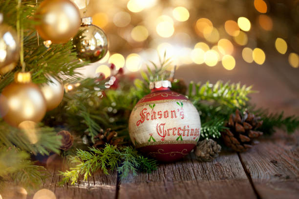 navidad bauble y luces de oro fondo - christmas tree decorations indoors selective focus arrangement fotografías e imágenes de stock