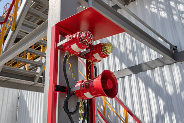 Alarm and emergency warning system installed on the territory of the petrochemical complex Alarm system consisting of a megaphone and two warning lights at the factory air attack photos stock pictures, royalty-free photos & images