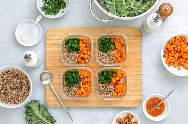 preparación de alimentos vegetarianos saludables por delante en los loncheros, vista de arriba hacia abajo - preparar comida fotografías e imágenes de stock