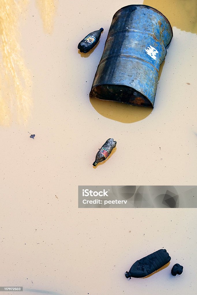 pollution de l'eau - Photo de Bouteille libre de droits