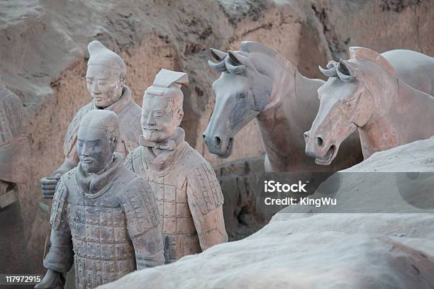 Esercito Di Terracotta - Fotografie stock e altre immagini di Cavallo - Equino - Cavallo - Equino, Cina, Composizione orizzontale