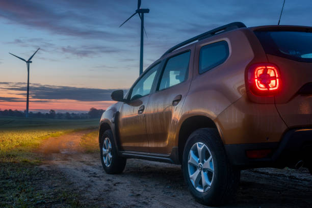 nuevo modelo suv dacia duster cuando se conduce fuera de la carretera antes del amanecer - dacia fotografías e imágenes de stock