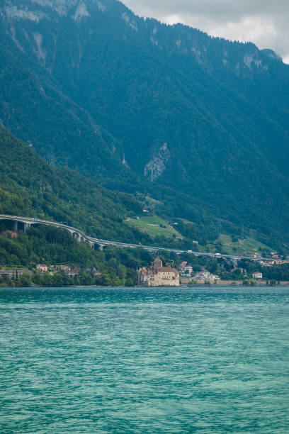 castillo de chillon. montañas y construcción de carreteras viaductos a orillas del lago lemán (lac leman) en montreux riviera, vaud, suiza - 5519 fotografías e imágenes de stock