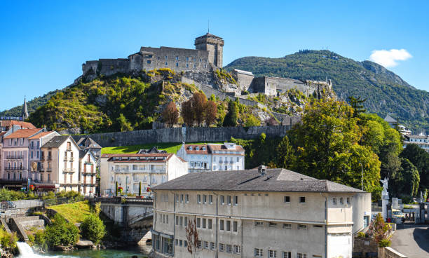 лурдес во французских пиренеях - fort fortified wall castle stone стоковые фото и изображения