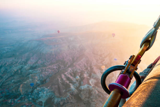 mongolfiere che volano all'alba sulla valle della cappadocia in turchia. vista da un cesto. - cappadocia hot air balloon turkey basket foto e immagini stock