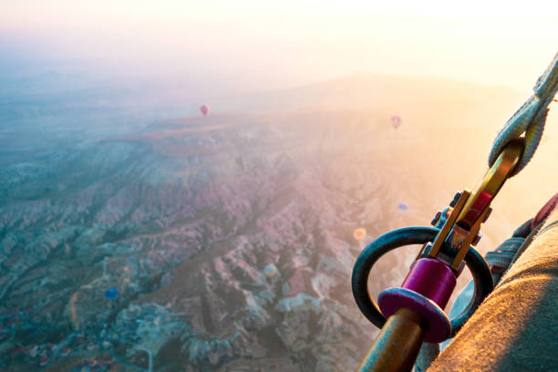 トルコのカッパドキアの谷の夜明けに飛ぶ熱気球。バスケットからの眺め。 - turkey hot air balloon cappadocia basket ストックフォトと画像