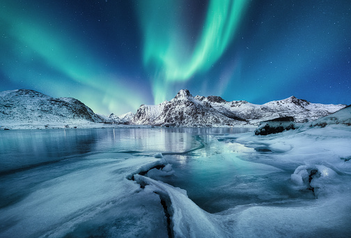 Aurora Boreal, islas Lofoten, Noruega. Montañas y océano congelado. Paisaje de invierno en la noche. Northen light - imagen photo