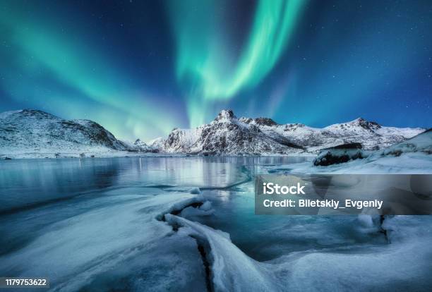 オーロラボレアリスロフォーテン諸島ノルウェー山と凍った海夜の冬の風景北光 画像 - 北極光のストックフォトや画像を多数ご用意 - 北極光, 北極, ノルウェー