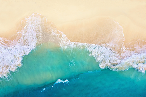 Costa como fondo desde la vista superior. Fondo de agua turquesa desde la vista superior. Paisaje marino de verano desde el aire. Isla Nusa Penida, Indonesia. Viaje - imagen photo