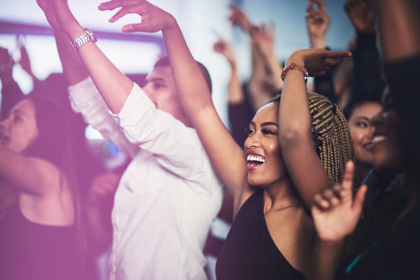 questa è la mia canzone preferita! - popular music concert music festival crowd nightclub foto e immagini stock