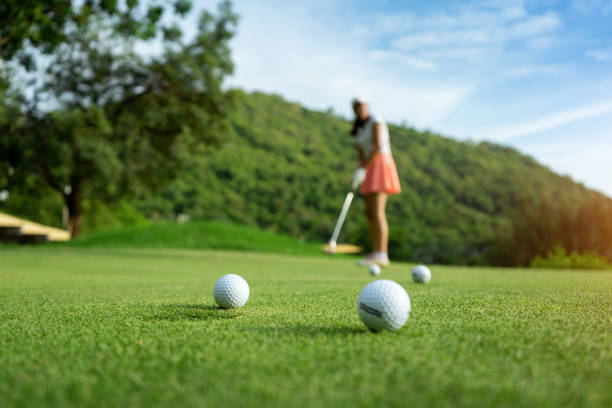 donna che guida pratica il golf o l'allenatore al campo da golf sul fairway al tramonto - golf swing golf golf club golf ball foto e immagini stock