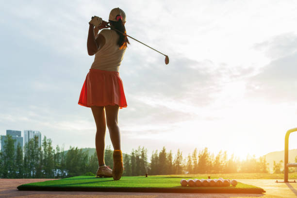 donna che guida pratica il golf o l'allenatore al campo da golf sul fairway al tramonto - golf swing golf golf club golf ball foto e immagini stock