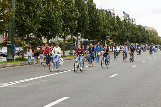 car free streets sunday on tervueren ave in brussels-belgium - editorial horizontal cycling crowd imagens e fotografias de stock