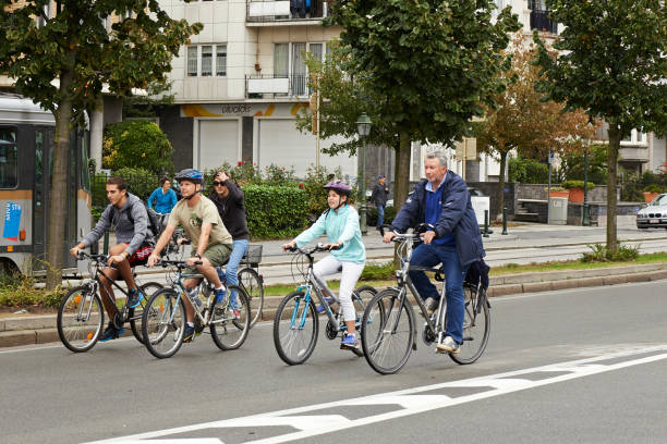 car free streets sunday on tervueren ave in brussels-belgium - editorial horizontal cycling crowd imagens e fotografias de stock