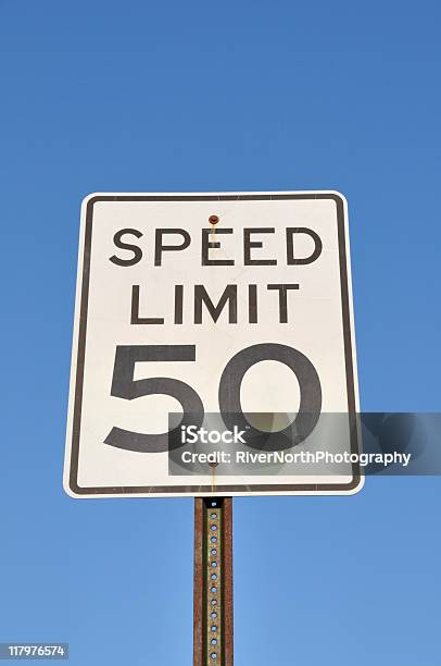 Speed Limit Stockfoto und mehr Bilder von Geschwindigkeitsbegrenzung - Geschwindigkeitsbegrenzung, Zahl 50, Alt