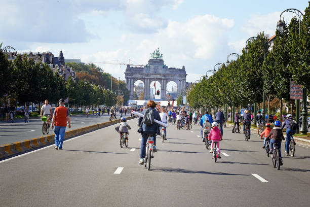 car free streets sunday on tervueren ave in brussels-belgium - editorial horizontal cycling crowd imagens e fotografias de stock